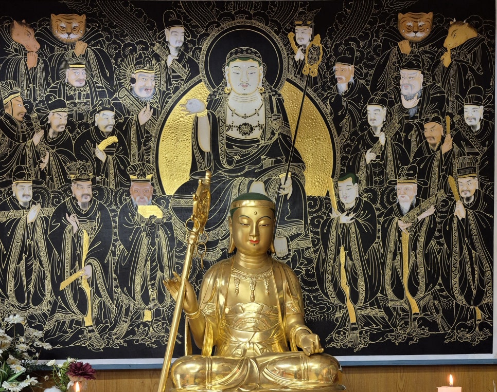 지장보살상과 그 뒤에 펼쳐진 불화